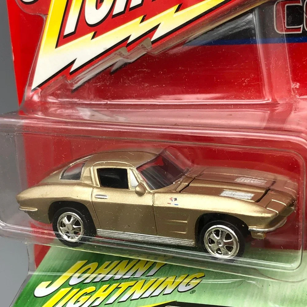 Johnny Lightning 1963 Corvette Split Window Gold Diecast 1/64 Pro Collector Tin